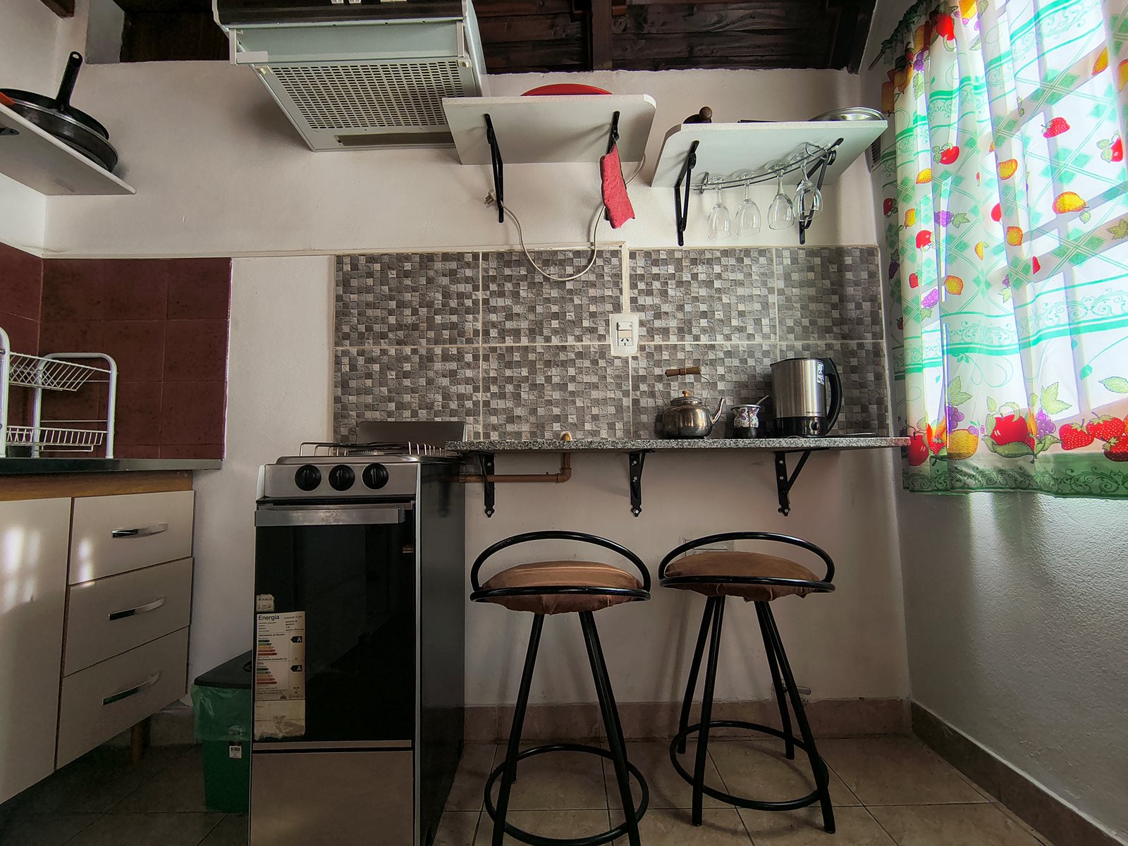Barra de cocina de FREECIS con dos banquetas, pava eléctrica y ventana con cortina